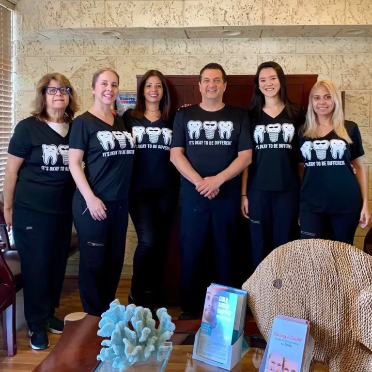 El equipo de Luxe & Kamel Dentistry en la oficina de Plantation