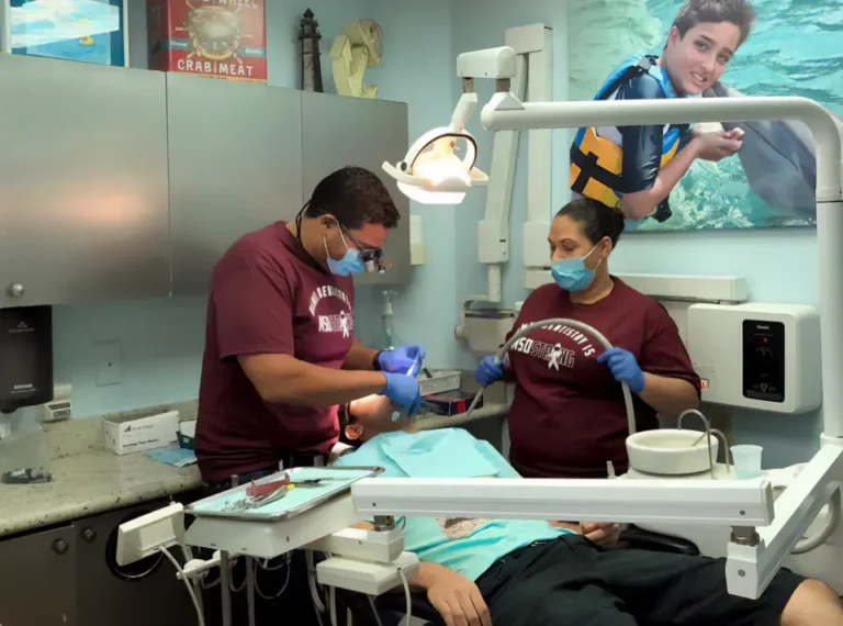 El Dr. Lance Kamel y su asistente atendiendo a un paciente en Plantation, FL