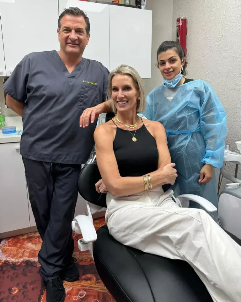 Una paciente feliz con el Dr. Kamel y su asistente en Luxe & Kamel Dentistry