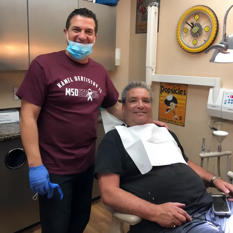 El Dr. Lance Kamel con un paciente sonriente después de su visita