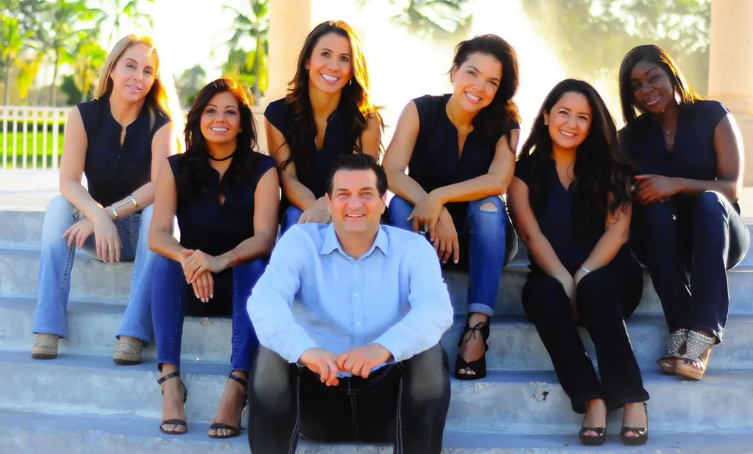 El Dr. Lance Kamel con el equipo de Luxe & Kamel Dentistry en Plantation, FL